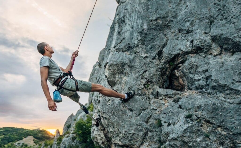 Una persona con discapacidad física realizando deporte de aventura