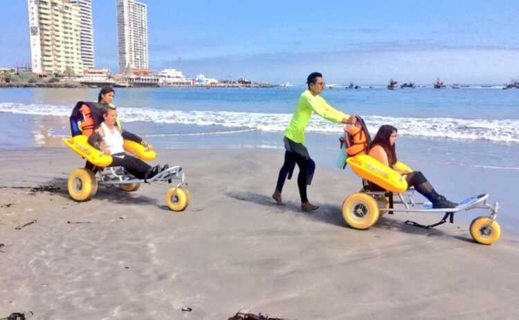 Sillas anfibias para personas con discapacidad en la playa de La Barrosa