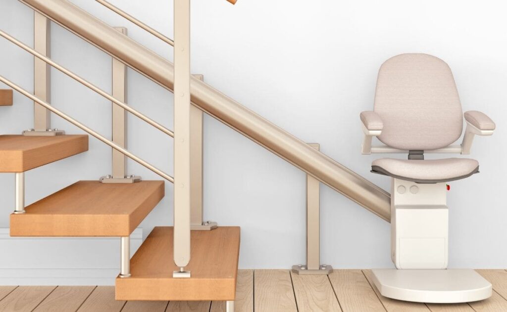 Silla salvaescaleras que se utiliza en una vivienda accesible