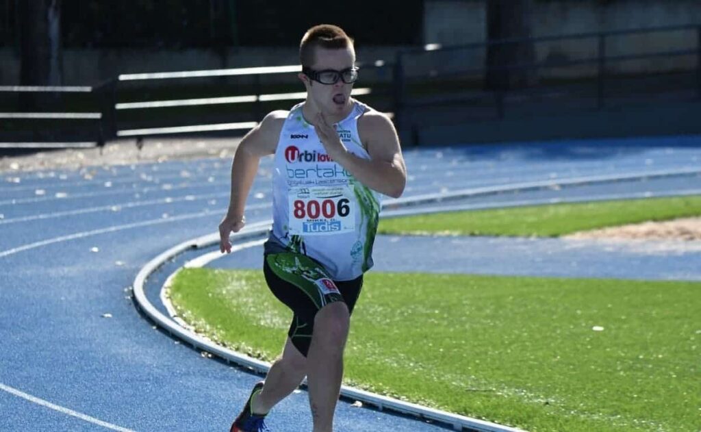 Persona con discapacidad intelectual en una prueba de atletismo