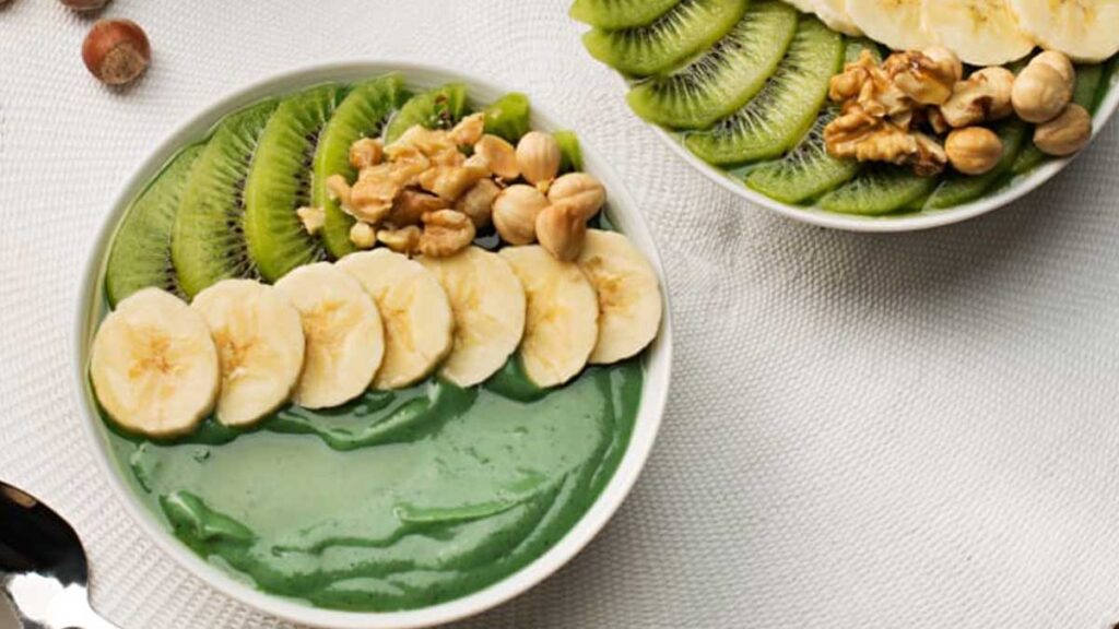 Smoothie bowl con espirulina, plátano y kiwi