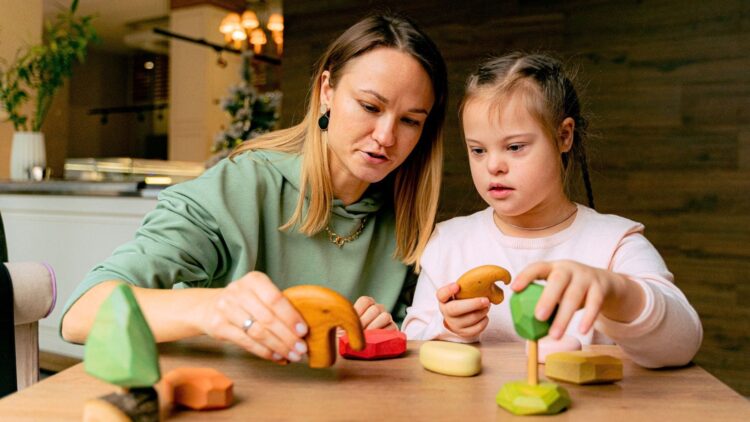 Madre e hija con discapacidad jugando