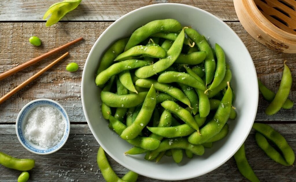 Bol del superalimento edamame con vainas