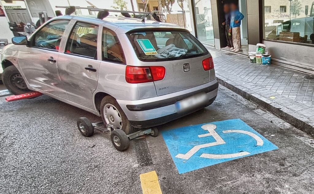 Policía de Granada retira un coche que usaba una tarjeta PMR caducada en 2018