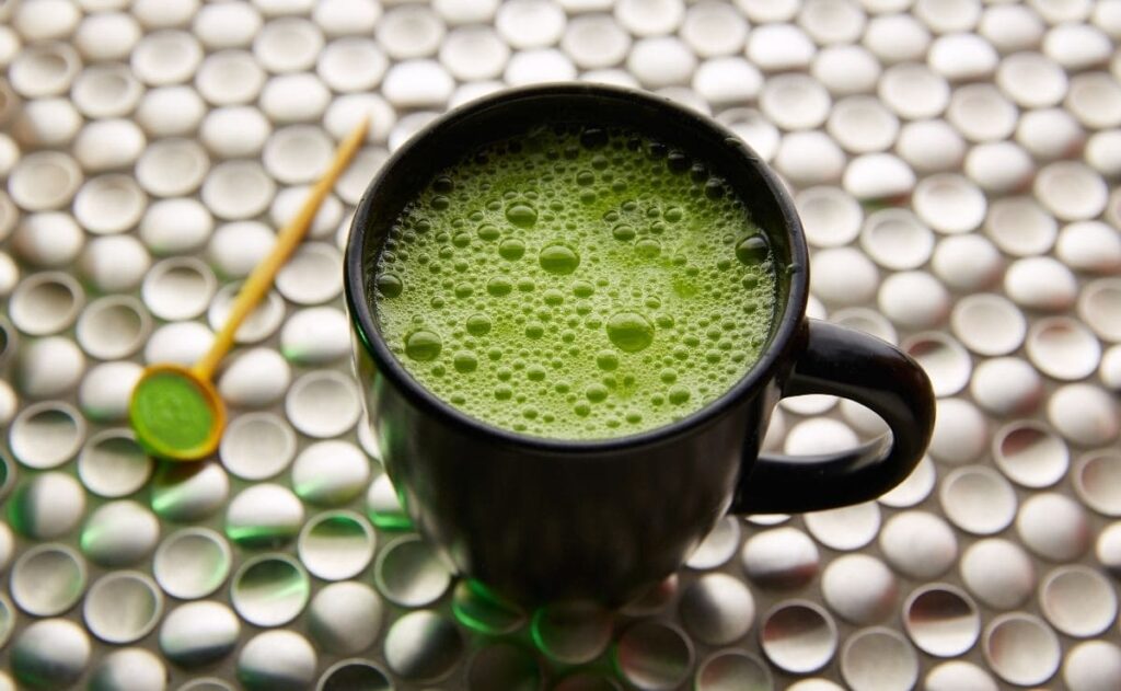 Así funciona el té matcha en el organismo para disminuir la hipertensión