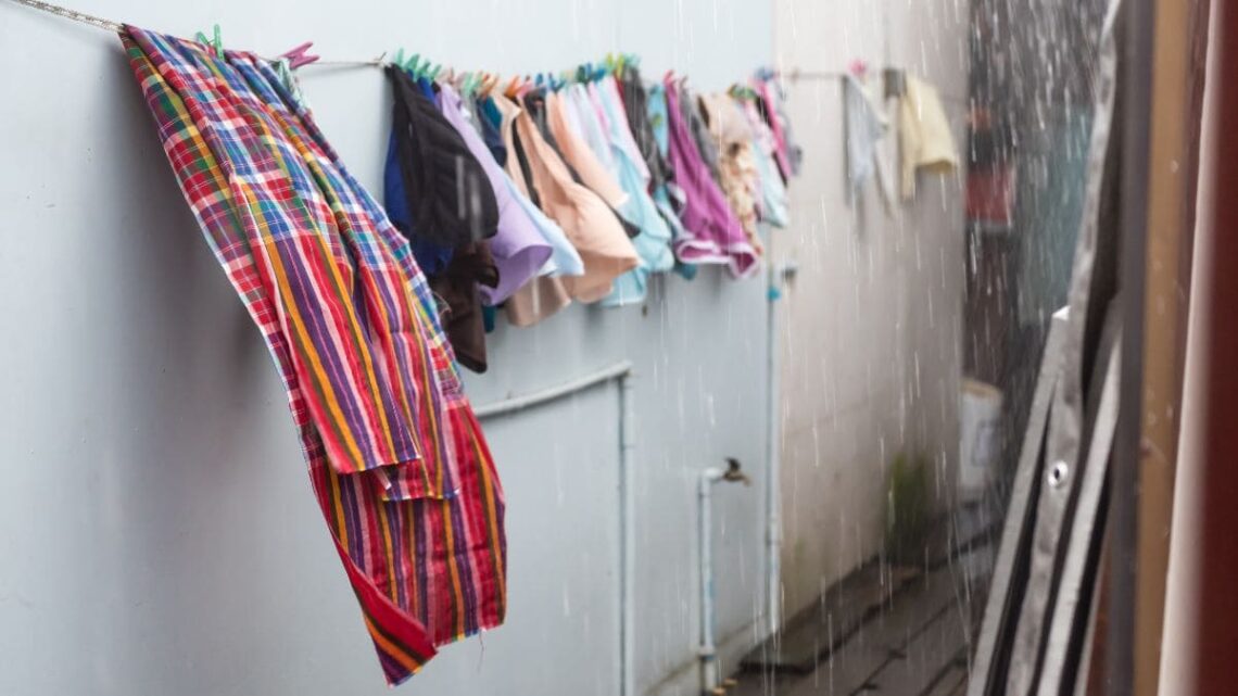 Leroy Merlin tiene la solución que no ocupa espacio para tender la ropa  dentro de casa cuando llueve
