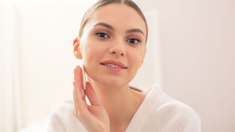 Mujer aplicando un tónico facial