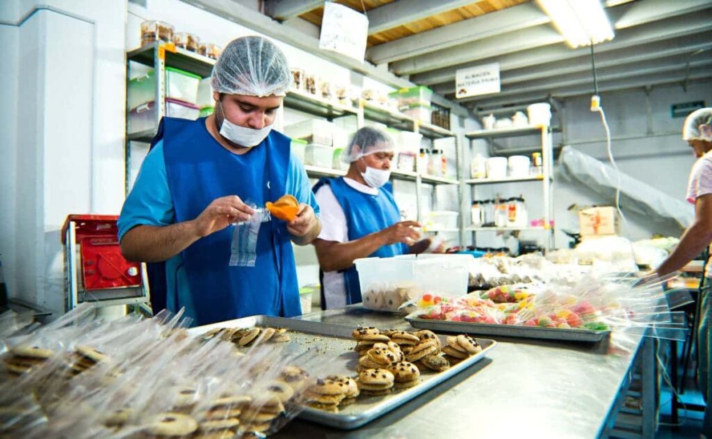 Trabajador con discapacidad empaquetando galletas