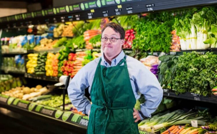 Trabajador con síndrome de Down en un supermercado