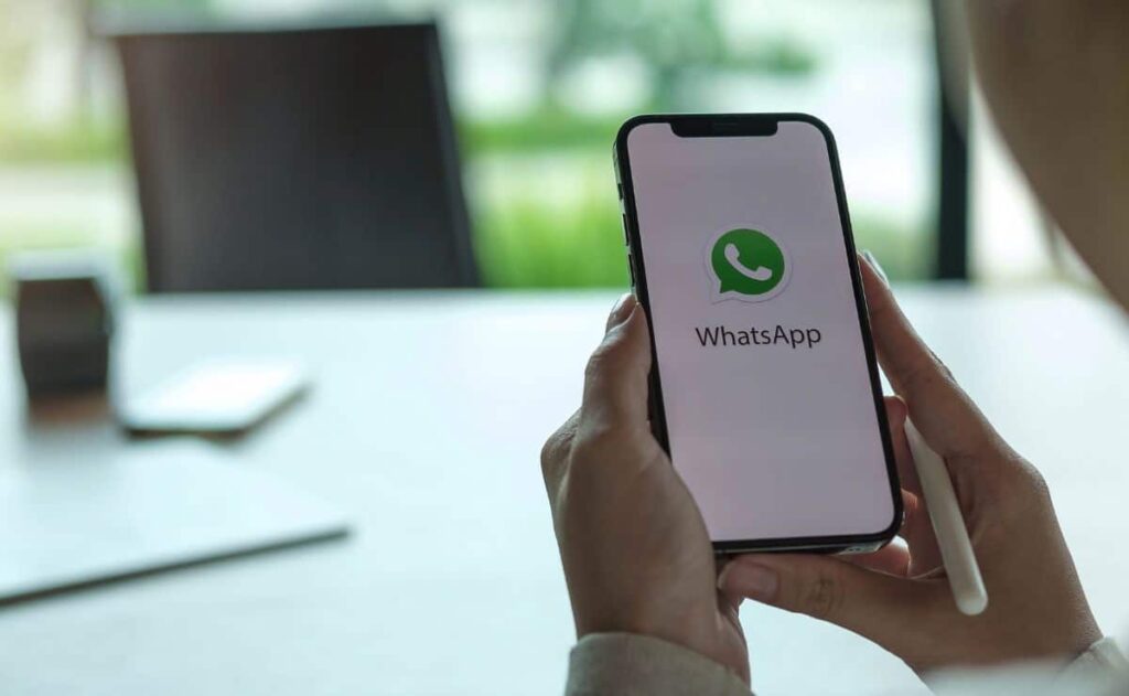 WhatsApp, Teléfono móvil