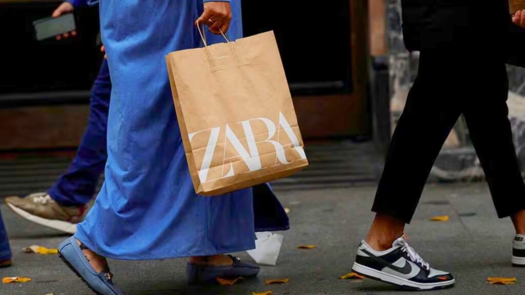 Zapatillas deportivas cómodas y versátiles de Zara