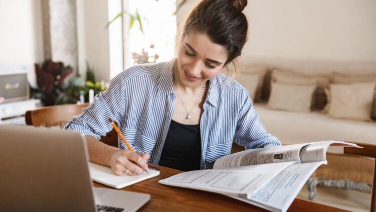 El SEPE ofrece cursos de formación con un reintegro de 600 euros