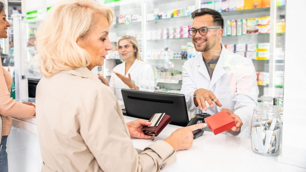 Pensionista en la farmacia medicamentos