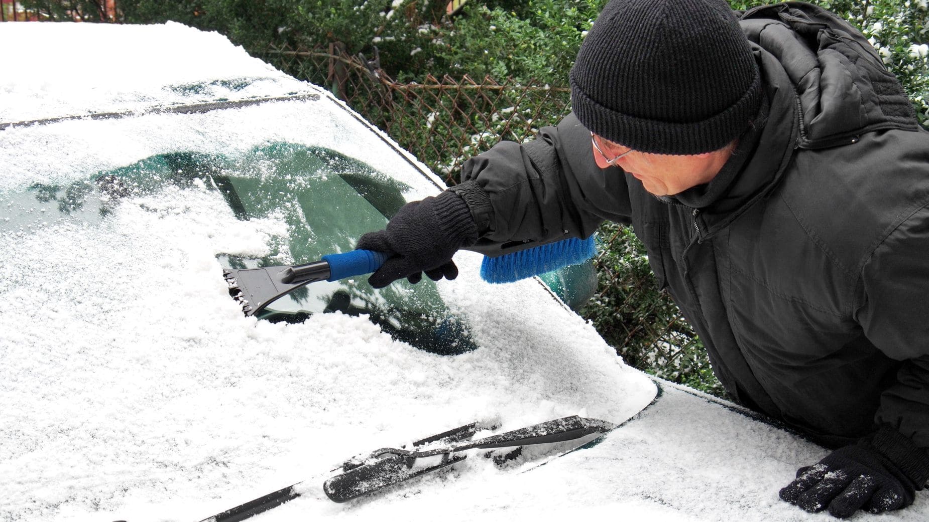 La DGT avisa: nunca quites así el hielo del cristal del coche