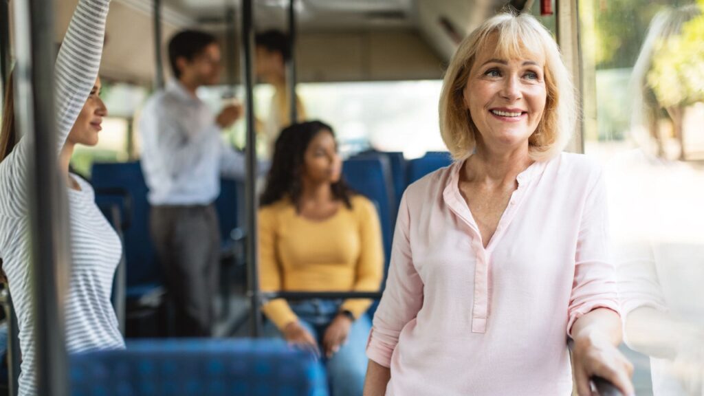 La Generalitat de Cataluña ofrece la posibilidad de viajar gratis a las personas mayores de 65 años