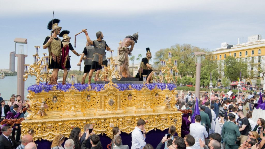 Hermandad de las Cigarreras Semana Santa viajar Renfe