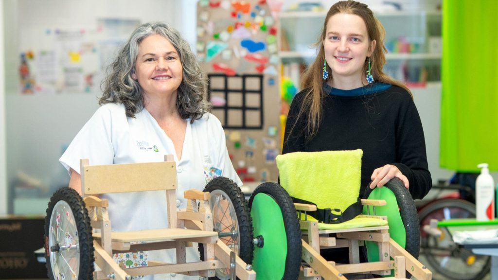 El Hospital Parapléjicos de Toledo colabora con Lupe Alonso Gallego en la fabricación propia de una silla de ruedas infantil