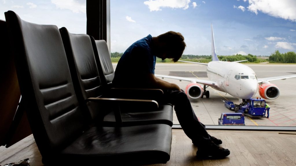 Casi 200 turistas del IMSERSO se quedan tirados en un aeropuerto: "El vuelo desapareció de las pantallas"