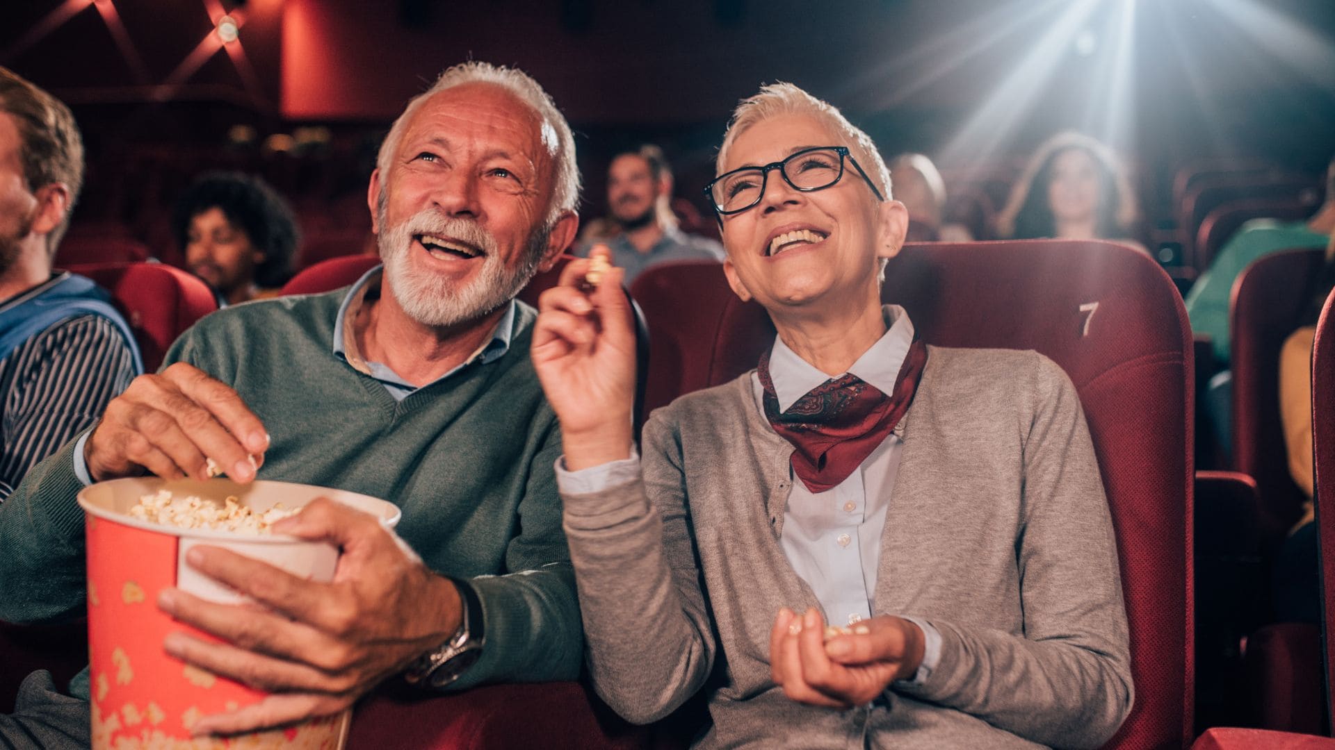 Personas mayores disfrutando del programa 'Cine Senior'