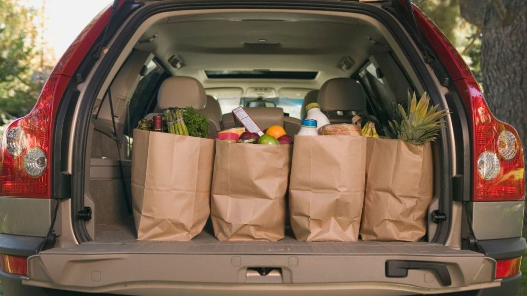 La DGT advierte sobre cómo colocar las bolsas en el coche