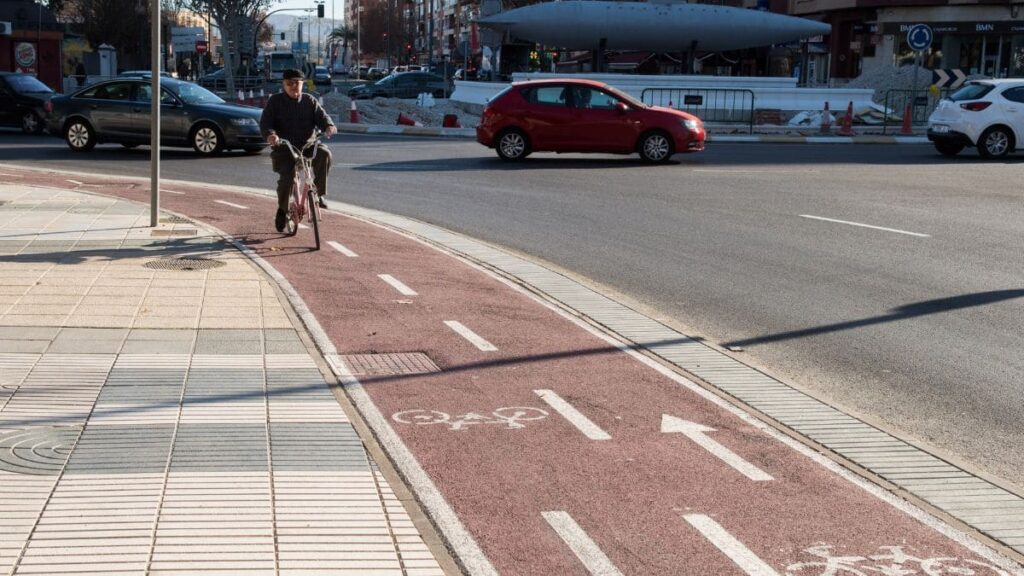 Denuncian al Ayuntamiento de Madrid por los carriles-bici que ocupan la aceran y molestan a las personas con discapacidad