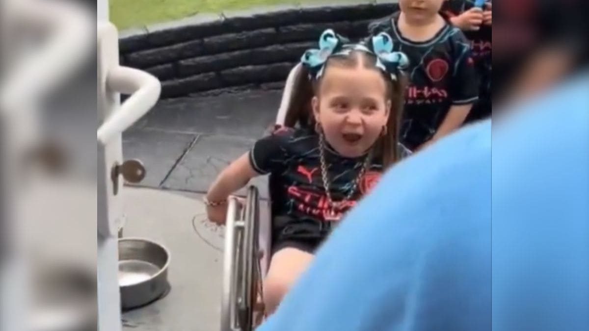 El Manchester City lleva el trofeo de la Premier League a casa de una niña con discapacidad, que tiene espina bífida