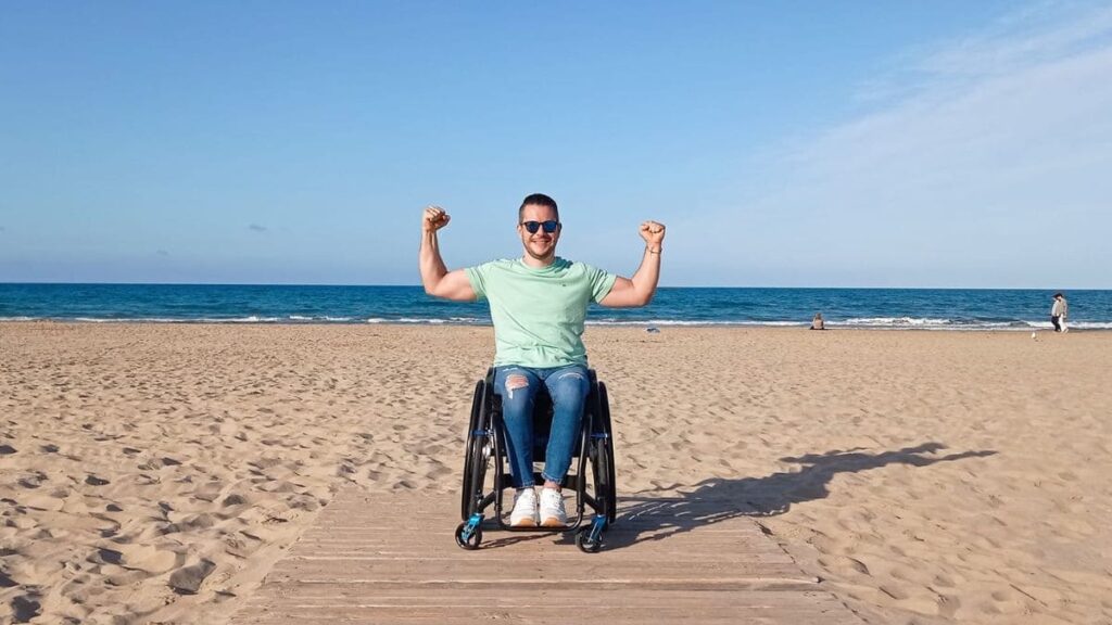 Jacobo es un Guardia Civil que sufrió un accidente en bicicleta que le provocó una lesión medular incompleta en la vértebra dorsal 12