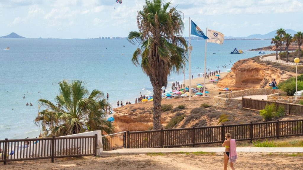 Playa con bandera azul en la costa de Orihuela Idealista