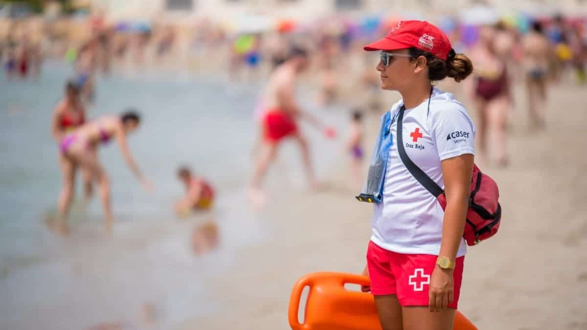 La Cruz Roja lanza una serie de recomendaciones para evitar problemas este verano en la playa