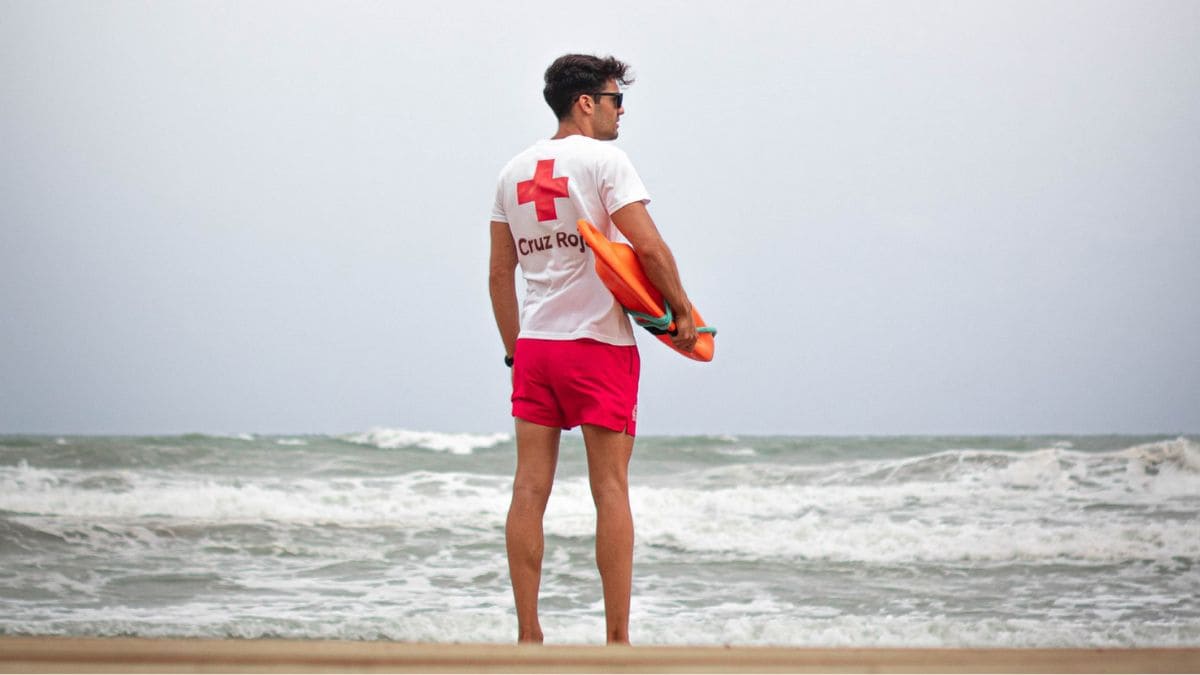 La Cruz Roja lanza una serie de recomendaciones para evitar problemas este verano en la playa