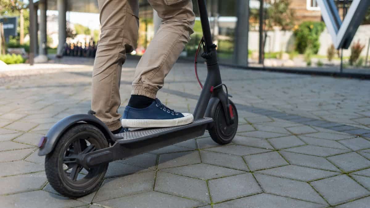 La DGT quiere cambiar la normativa: casco obligatorio y prohibir la circulación a menores de 16 años mínimos