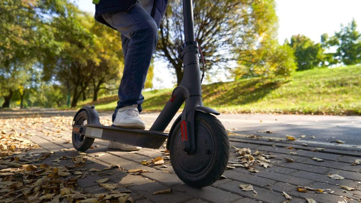 La DGT quiere cambiar la normativa: casco obligatorio y prohibir la circulación a menores de 16 años mínimos