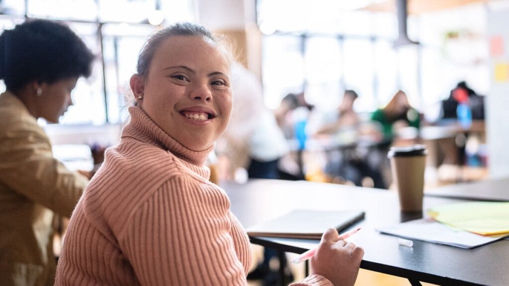 Fundación Adecco lanza becas de hasta 2.000 euros para estudiantes con discapacidad