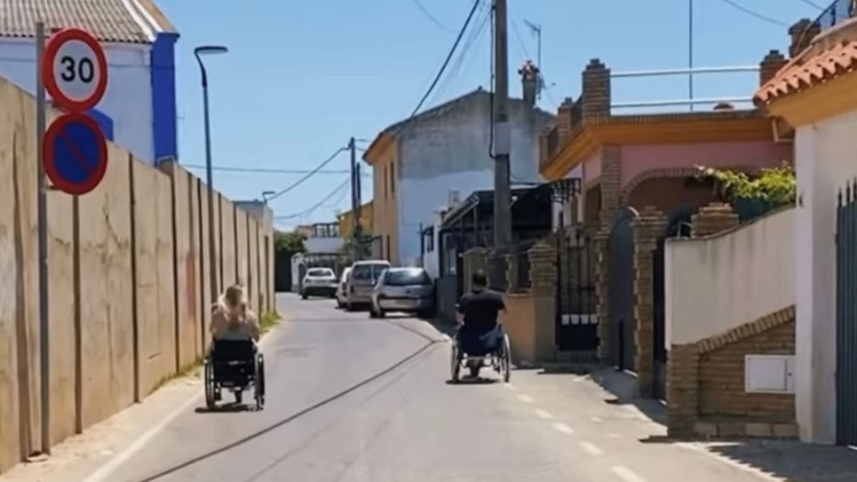 Luippi, influencer en Instagram y Tik Tok, denuncia en su perfiles las faltas de accesibilidad de Sanlúcar de Barrameda