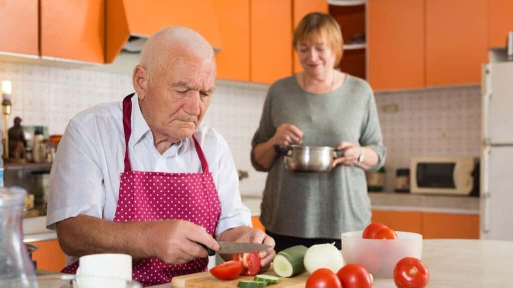 Persona mayor en una cocina adaptada