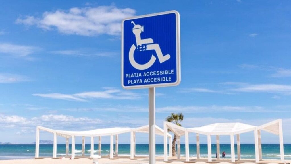 Valencia estrena sus nuevos puntos accesibles y de baño adaptado de playa