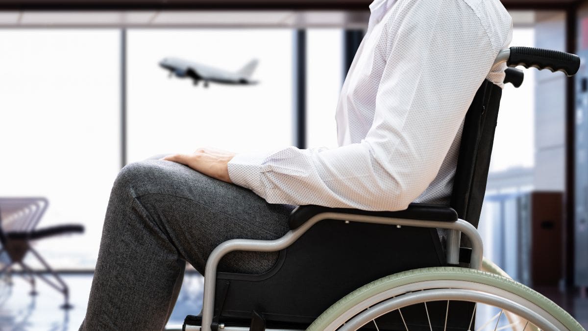 Persona con discapacidad disfruta del turismo accesible de Viajes El Corte Inglés