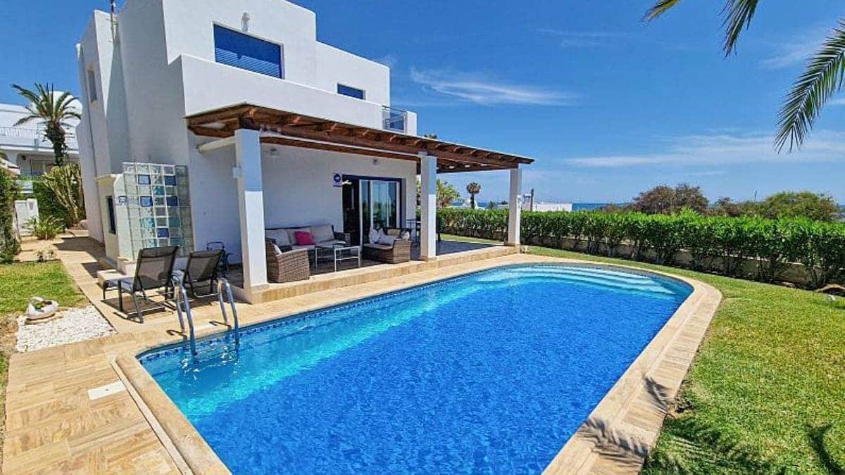 Vivienda para alquilar en verano con piscina y barbacoa./ Foto de Idealista