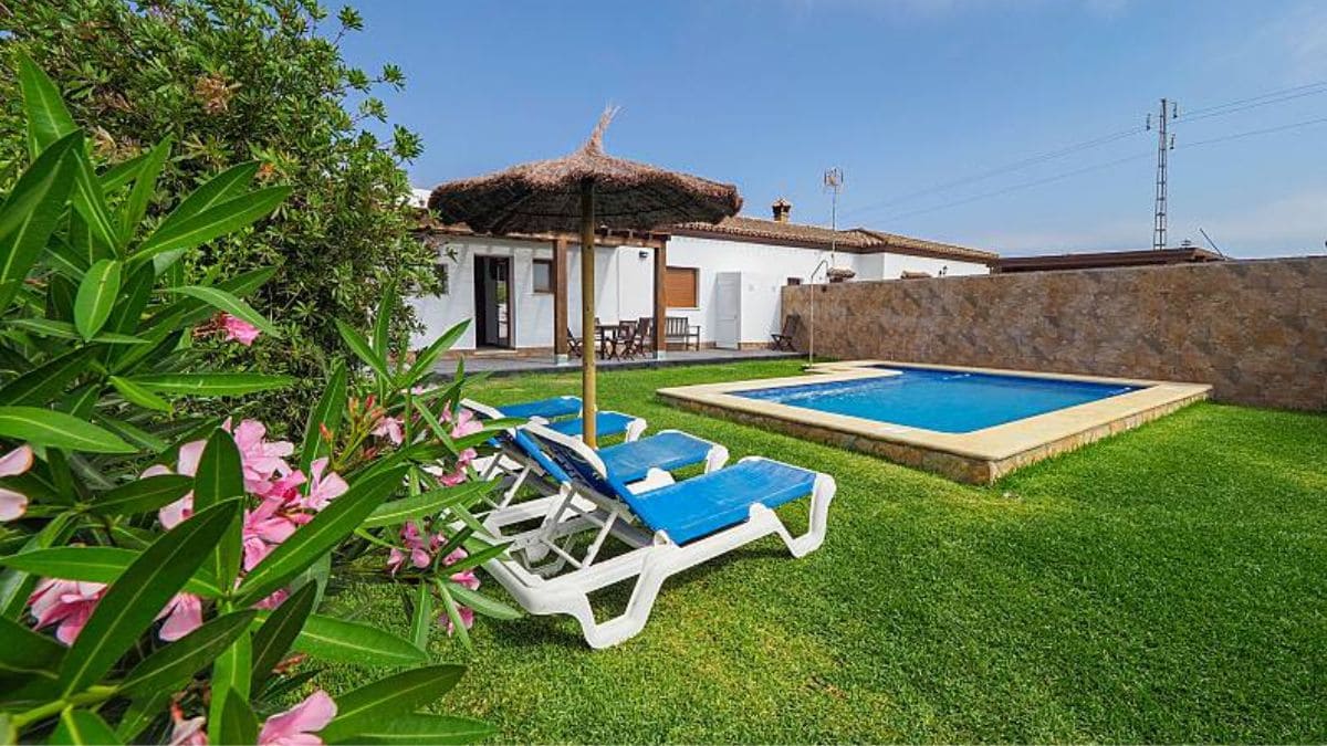 Vivienda para alquilar en verano con piscina y barbacoa./ Foto de Idealista