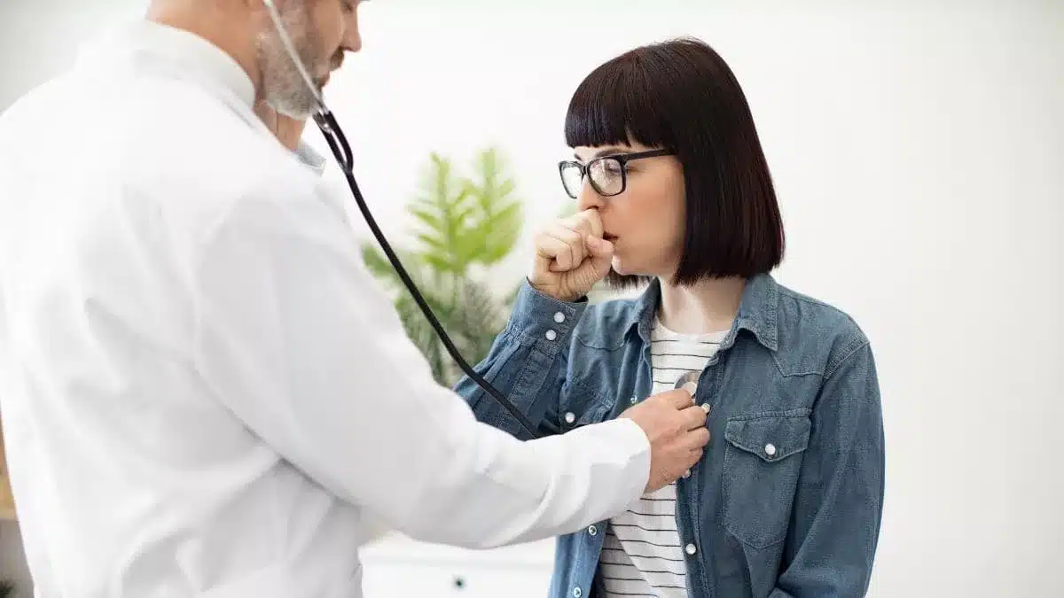 El médico debe ir revisando al paciente de baja laboral