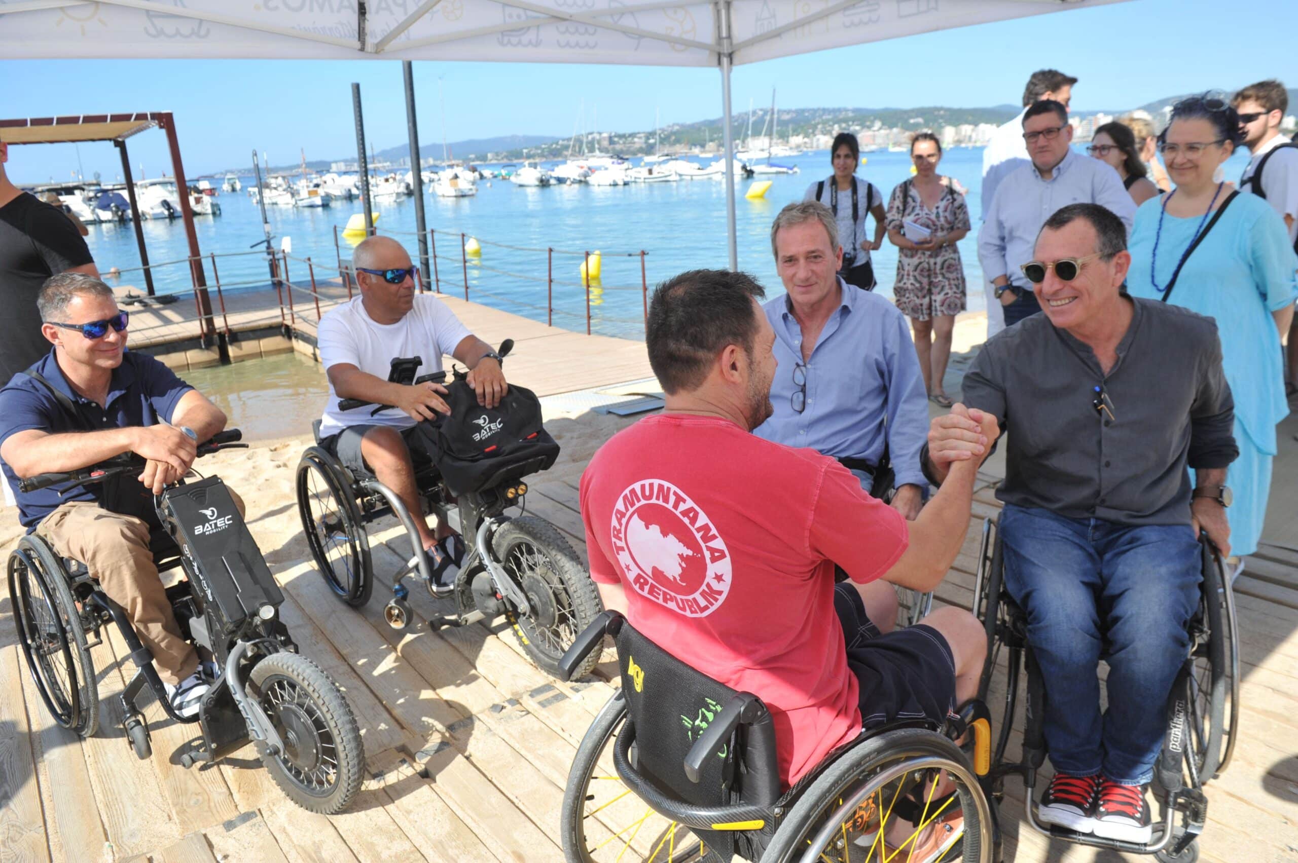 Inauguración plataforma baño autónomo discapacidad de Pálamos