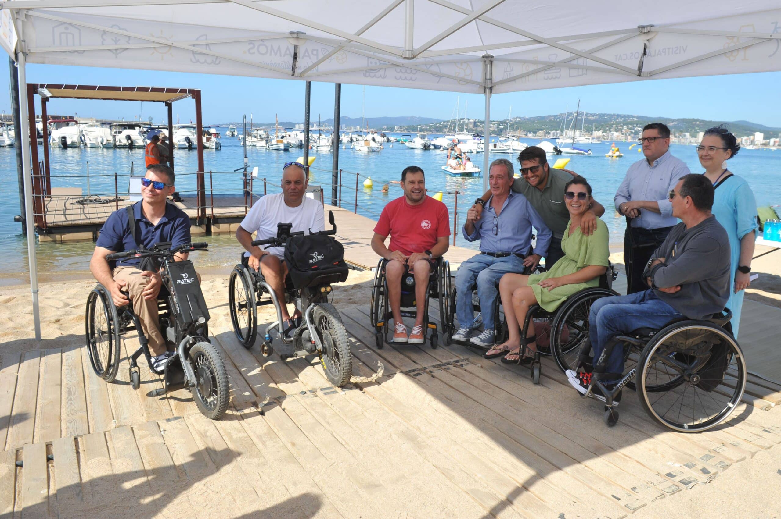 Inauguración plataforma baño autónomo discapacidad de Pálamos