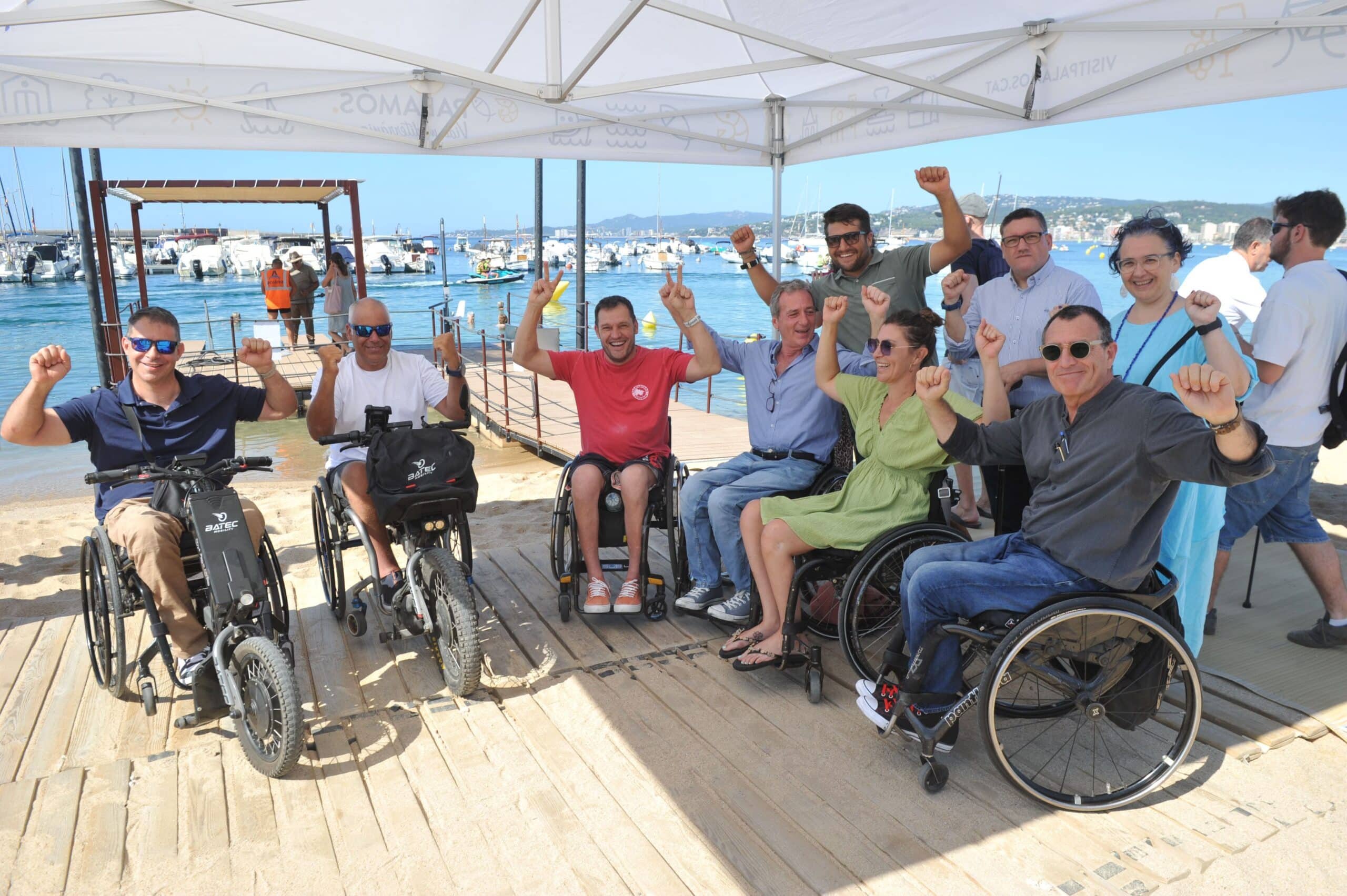 Inauguración plataforma baño autónomo discapacidad de Pálamos