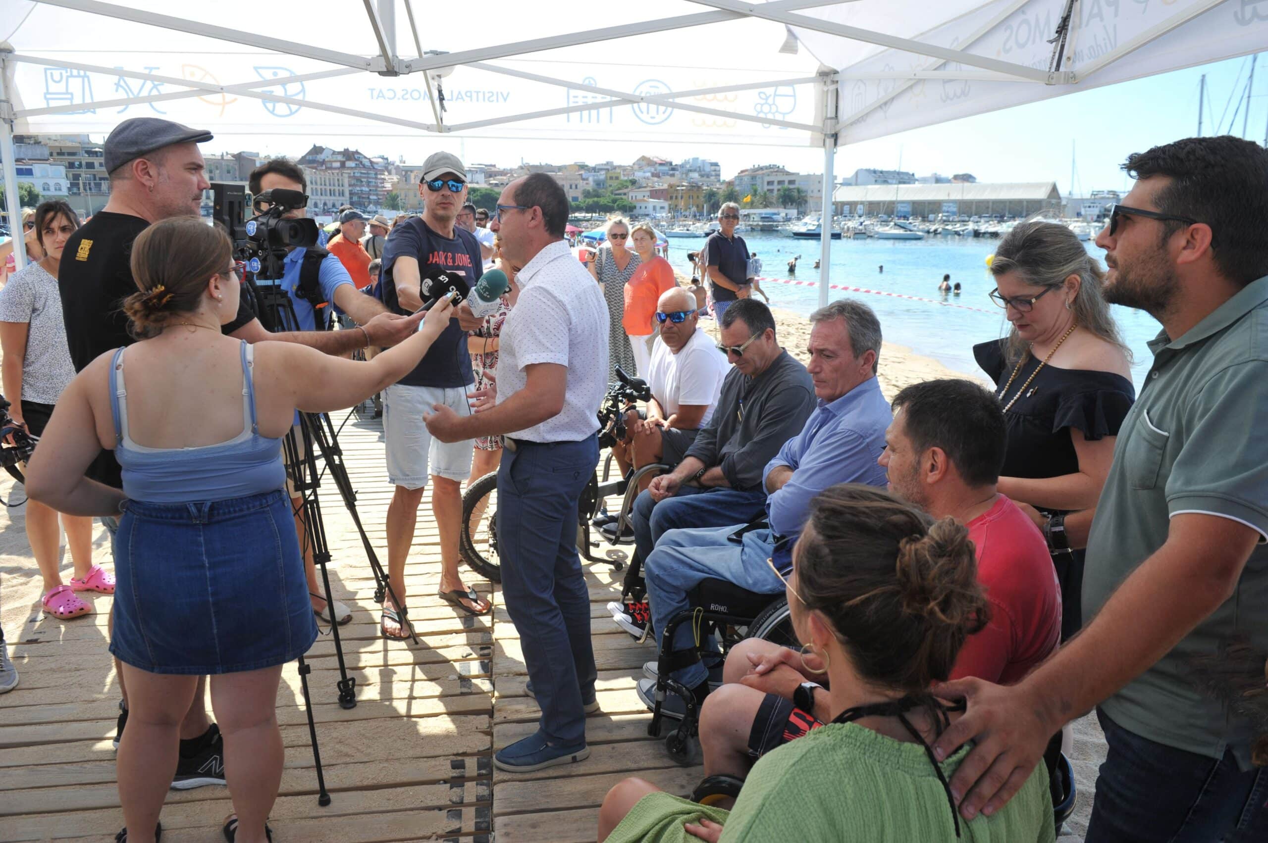 Inauguración plataforma baño autónomo discapacidad de Pálamos