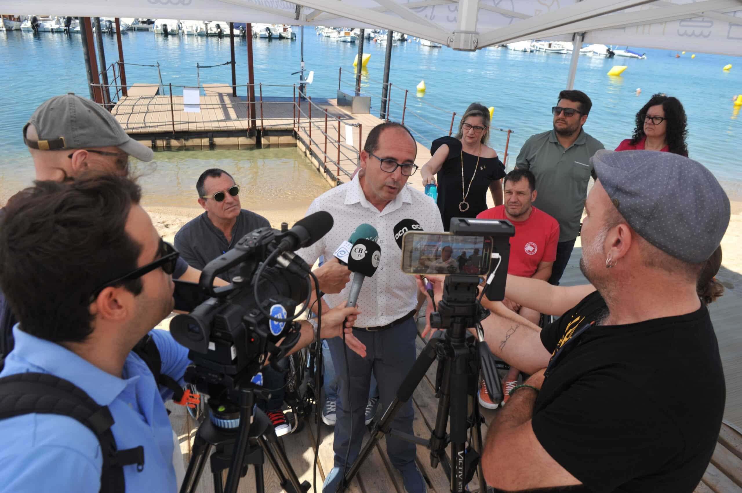 Inauguración plataforma baño autónomo discapacidad de Pálamos