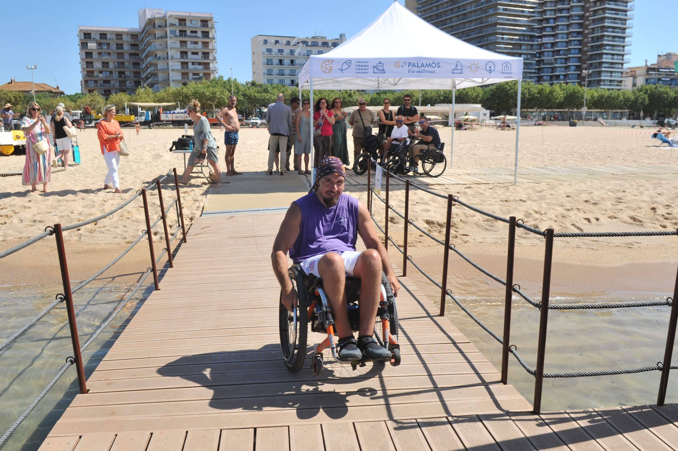 Inauguración plataforma baño autónomo discapacidad de Pálamos