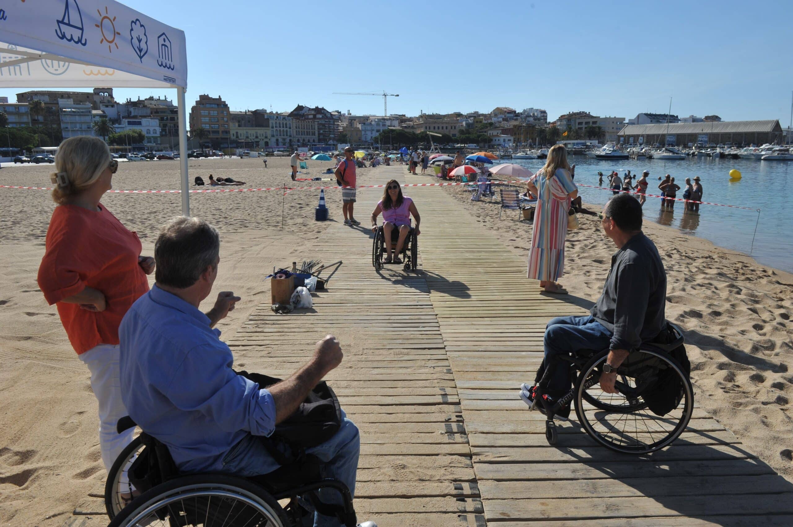 Inauguracion plataforma bano autonomo discapacidad de Palamos 3