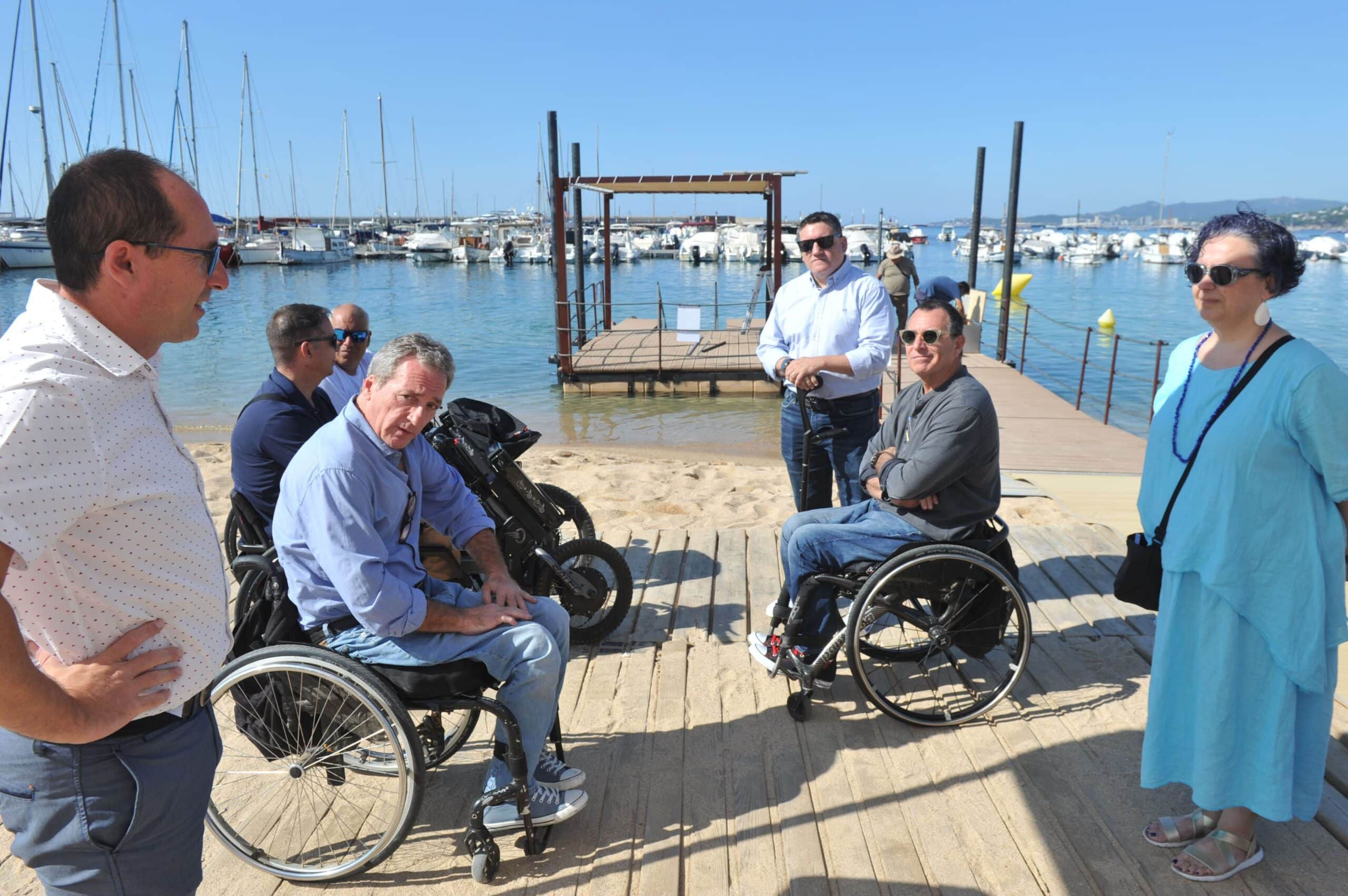 Inauguración plataforma baño autónomo discapacidad de Pálamos