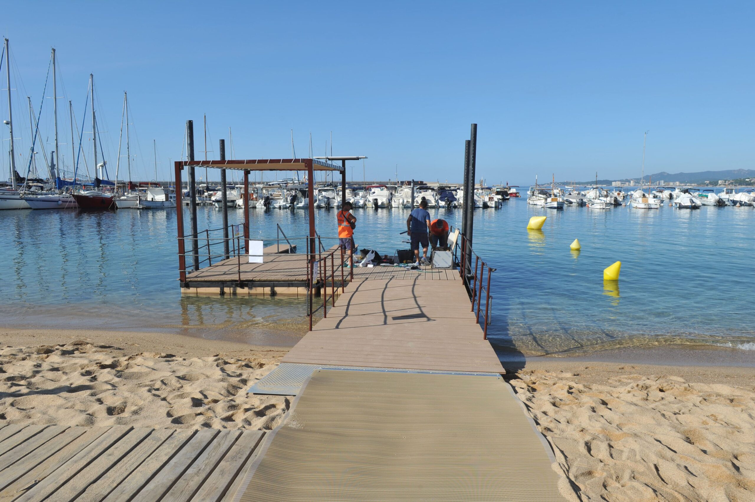 Inauguración plataforma baño autónomo discapacidad de Pálamos