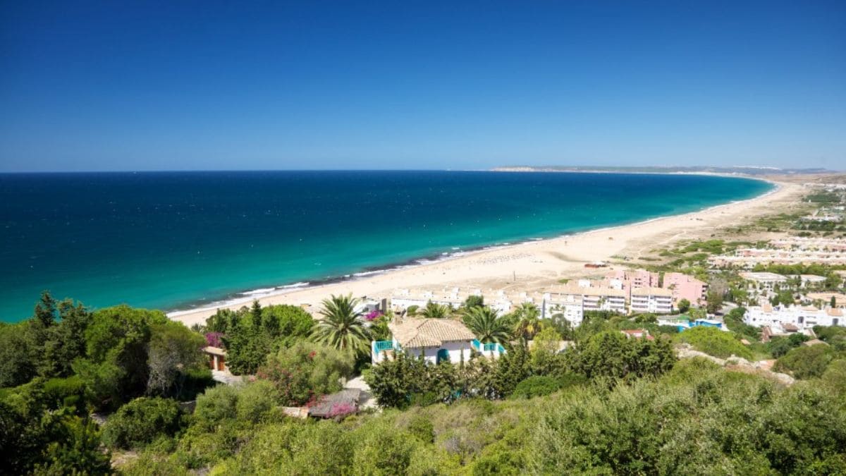 Zahara de los Atunes es el pueblo donde más viviendas frente al mar se están construyendo